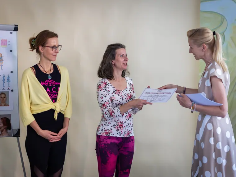 Martina Bajerová a head coach při předávání certifikátu.