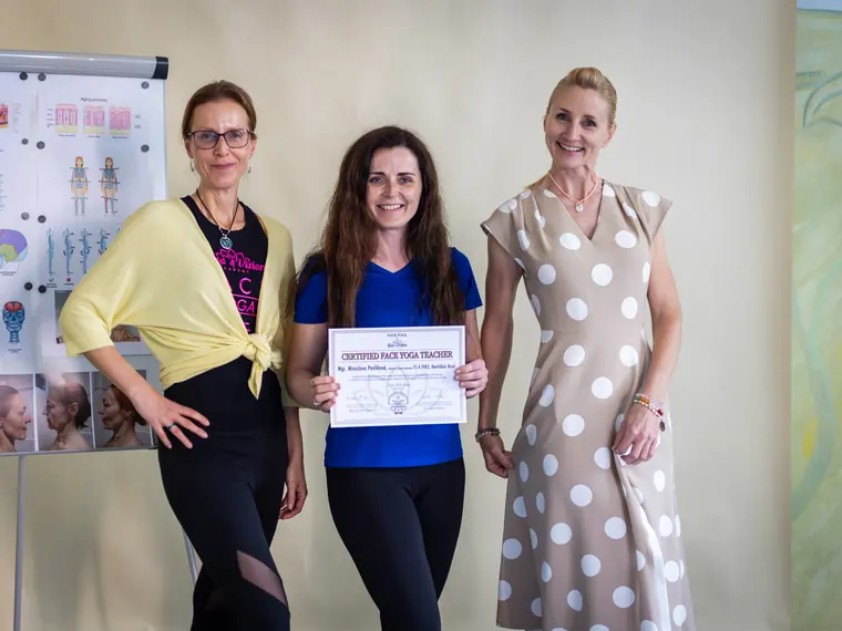 Certifikát v ruce — konec pěti měsíců studia.