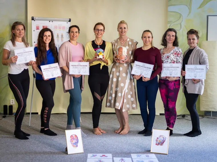 Skupinová fotografie s certifikáty.