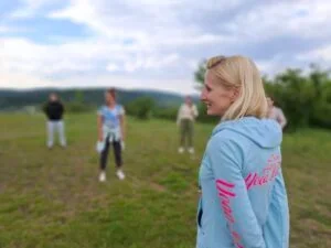 Martina Bajerová, mentorka instruktorského kurzu, při oční józe v přírodě