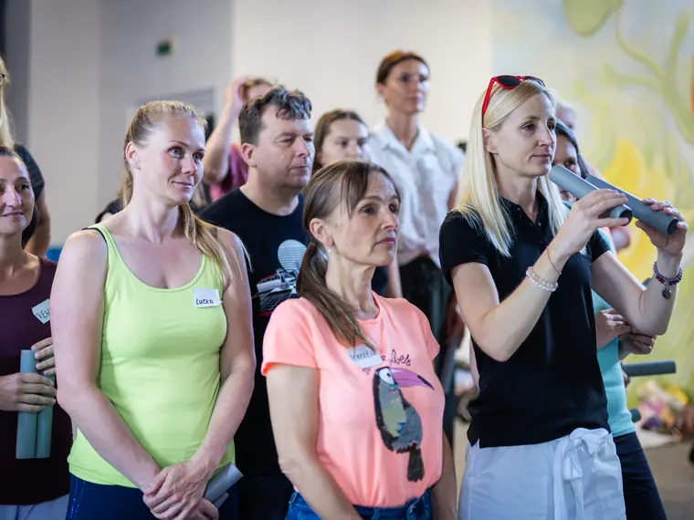 Ukázka práce s tubusem — Martina předvádí, ostatní sledují.