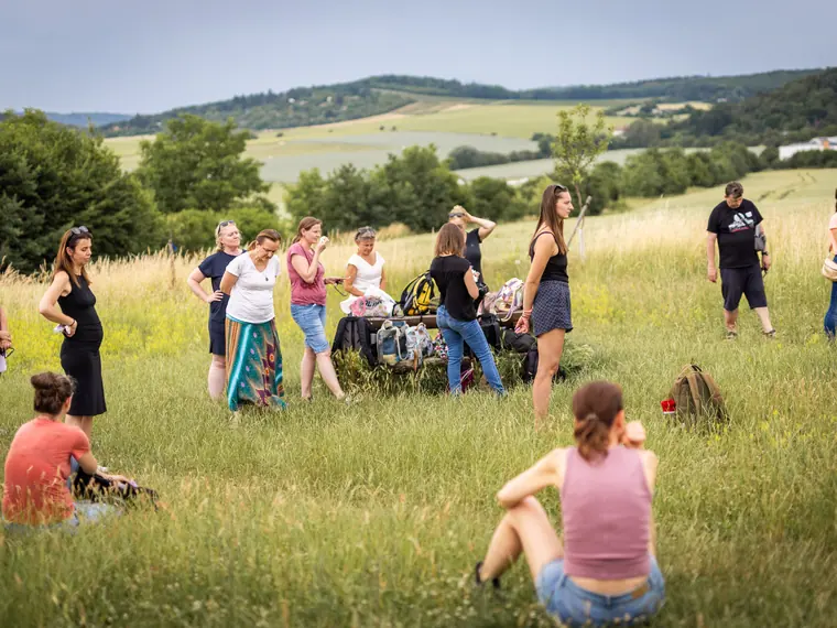 Skupina rozptýlená po louce při samostatné praxi.