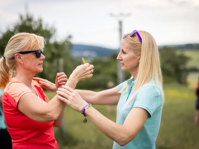 Nácvik ve dvojici: jedna vede, druhá pozoruje.