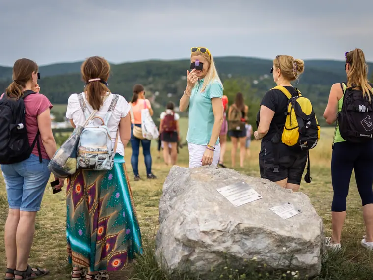 Zastávka u kamene — zadání dalšího úkolu.
