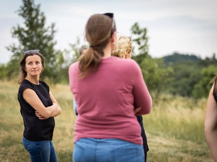Konzultace ve dvojici během praxe venku.