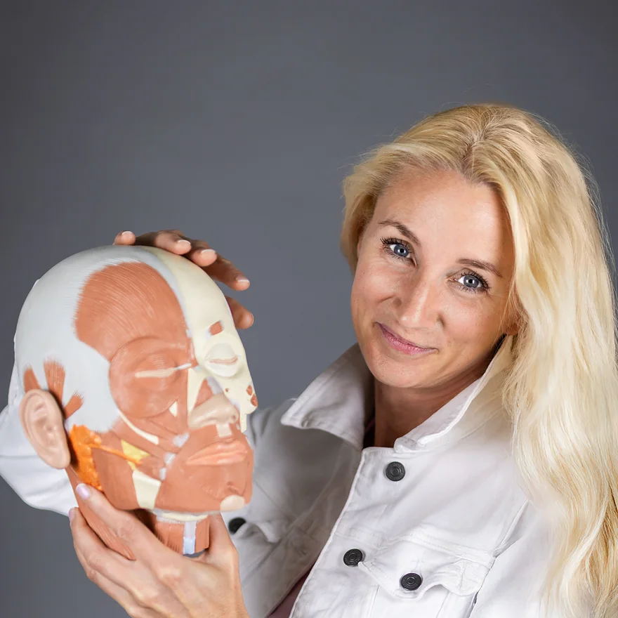 Martina Bajerová, zakladatelka Yoga & Vision Academy, s anatomickým modelem hlavy