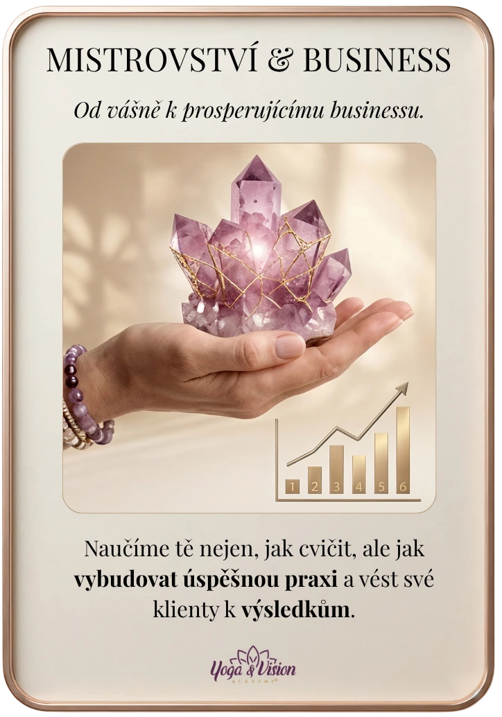 Ametystový krystal v&nbsp;dlani jako symbol rostoucí vlastní praxe